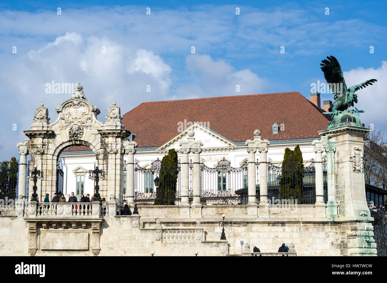 Budapest, Ungheria - 20 Febbraio 2016: Il cancello di ingresso al Castello di Buda è il castello storico e complesso del palazzo del re ungherese di Buda Foto Stock