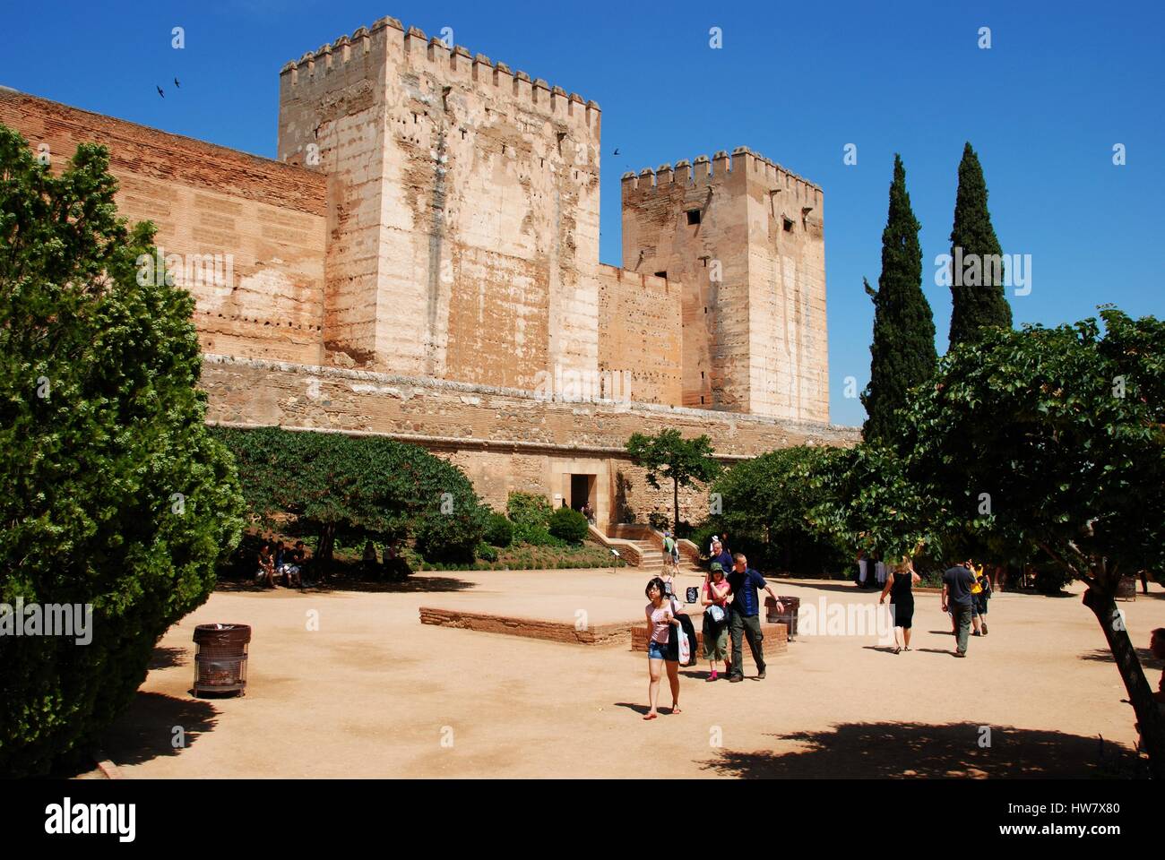 Corte di cisterna dotata di Torre Quebrada e Torre del Homenaje Castle Towers (rotto la torre e la Torre dell'Omaggio), Palazzo della Alhambra di Granada, Granada P Foto Stock