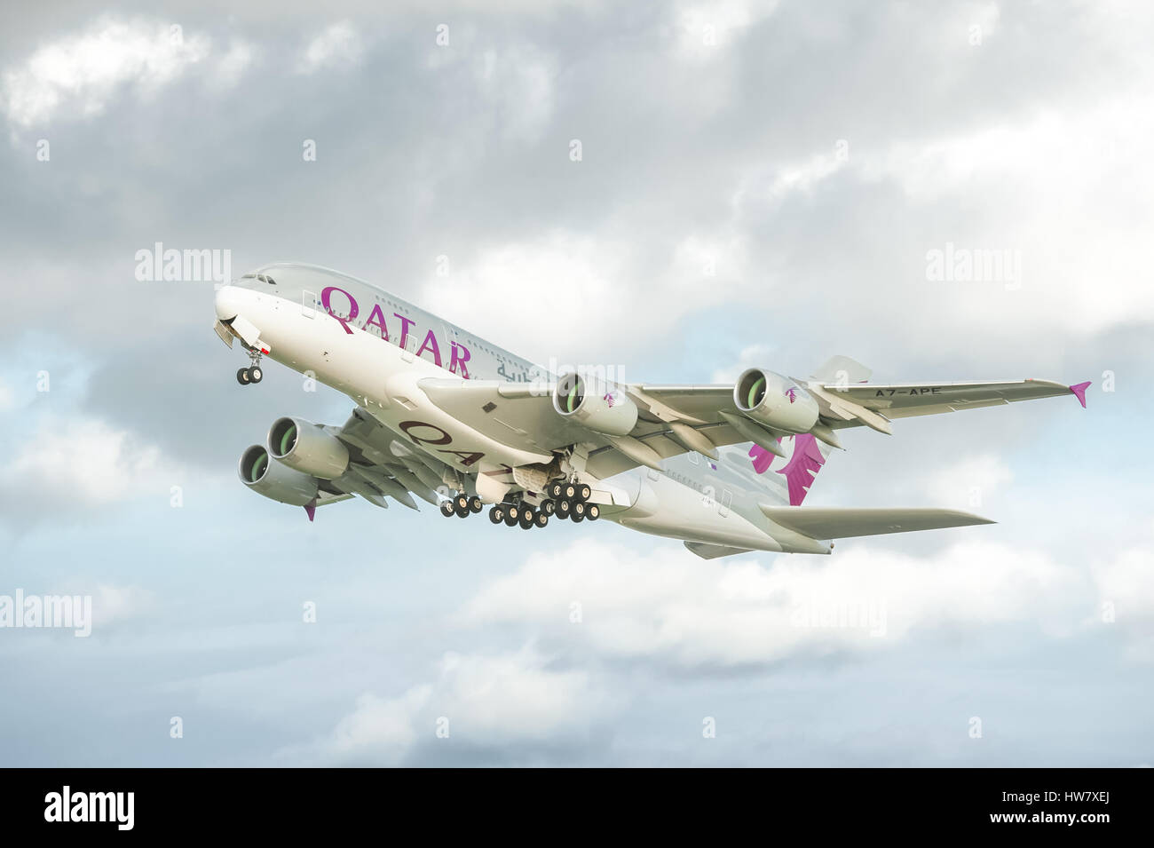 Qatar Airways Airbus A380 decollo catturare gli ultimi raggi di sole prima pioggia rotoli in oltre l'aeroporto di Heathrow di Londra, Regno Unito Foto Stock