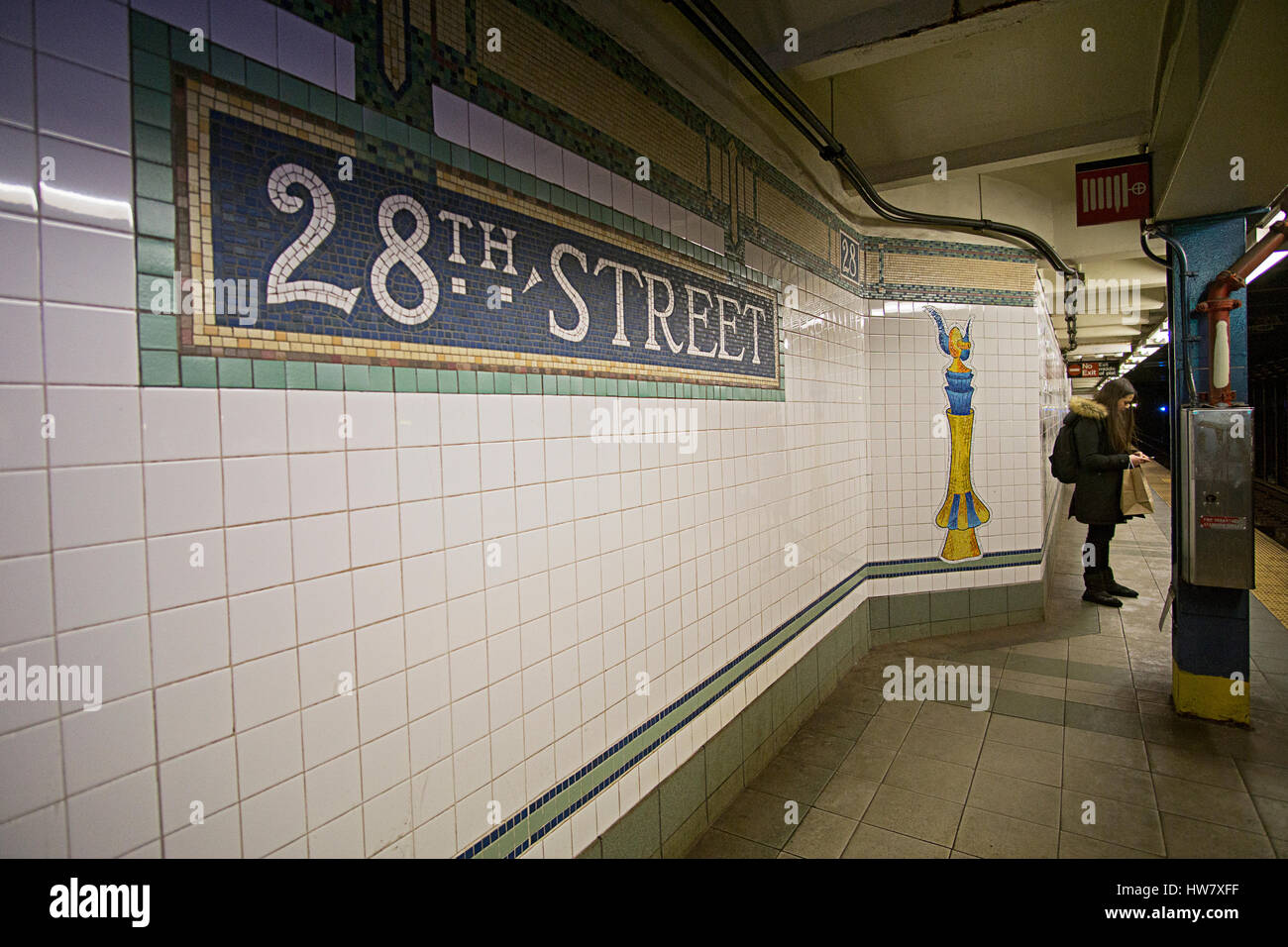 Arte della metropolitana sulla piattaforma della 28th Street fermata su i n linea metropolitana in Herlad a sezione quadrata di Manhattan, New York City. Foto Stock