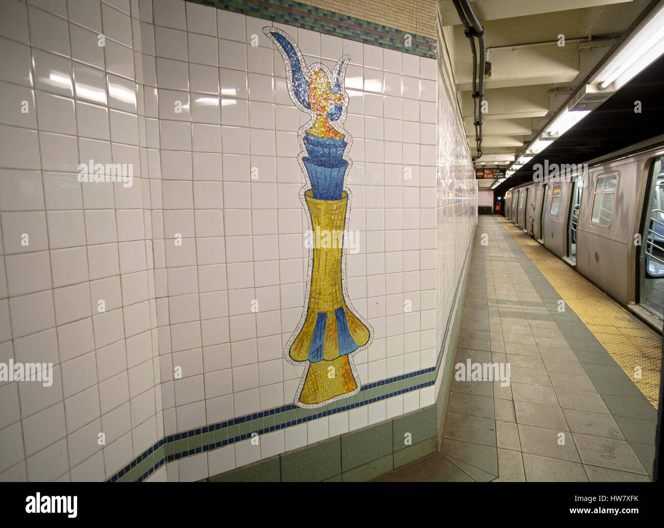 Arte della metropolitana sulla piattaforma della 28th Street fermata su i n linea metropolitana in Herlad a sezione quadrata di Manhattan, New York City. Foto Stock