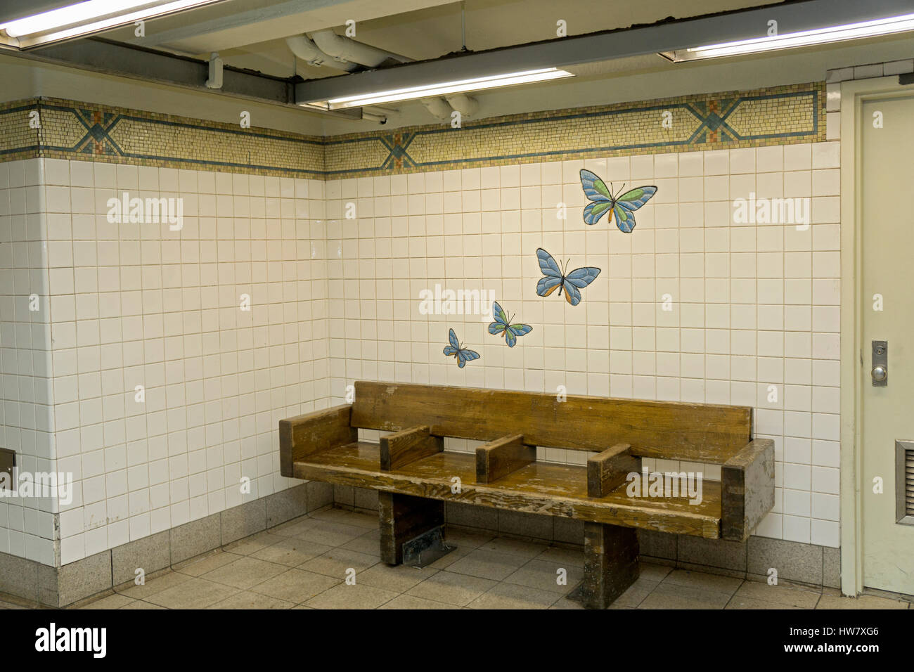 Arte Pubblica sul display in corrispondenza della Quinta Avenue e la 59th street linea R la stazione della metropolitana di New York City. Foto Stock