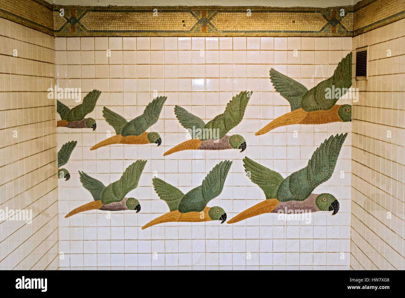 Arte Pubblica sul display in corrispondenza della Quinta Avenue e la 59th street linea R la stazione della metropolitana di New York City. Foto Stock