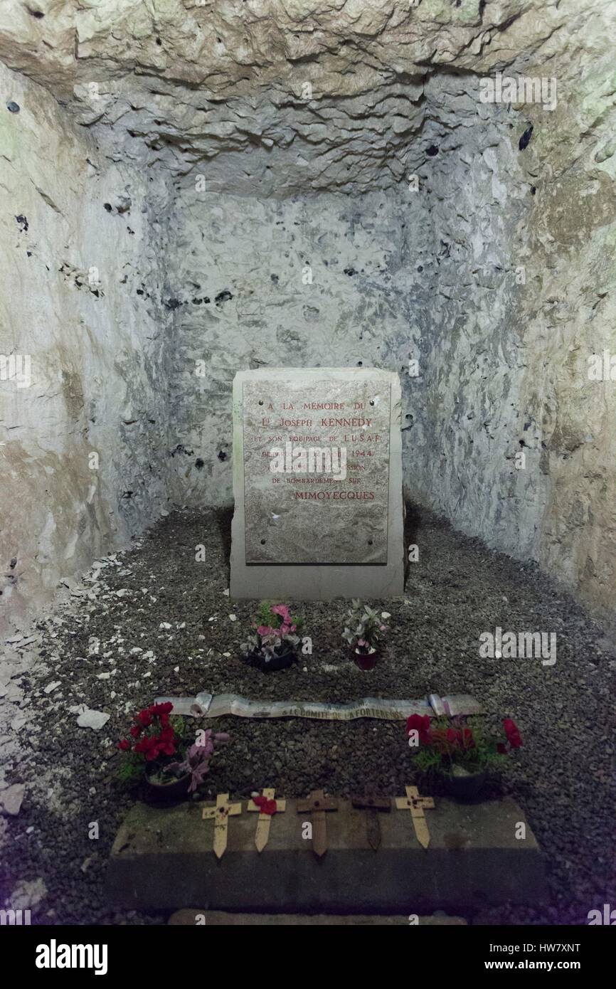 Francia, Pas de Calais, Mimoyecques, Fortresse de Mimoyecques, guerra mondiale due tedesche HDP / V3 super-gun bunker, memoriale di Lt. Joseph Kennedy, fratello del presidente degli Stati Uniti John F Kennedy, ucciso in un raid sul sito, 12 agosto 1944 Foto Stock
