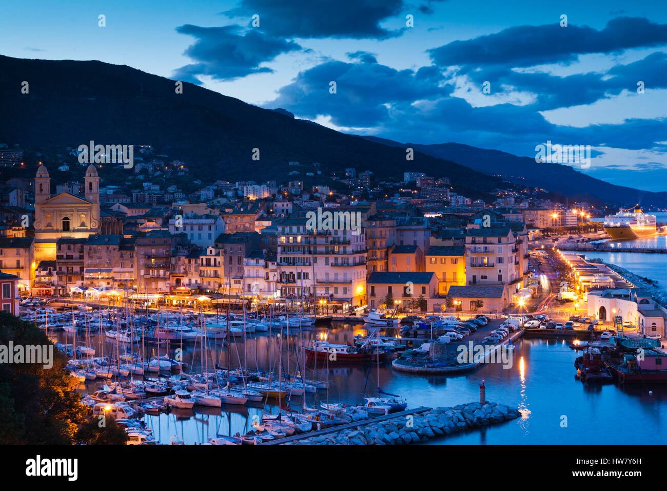 Francia, Haute Corse, Le Cap Corse, Bastia, vista in elevazione del vecchio porto, crepuscolo Foto Stock