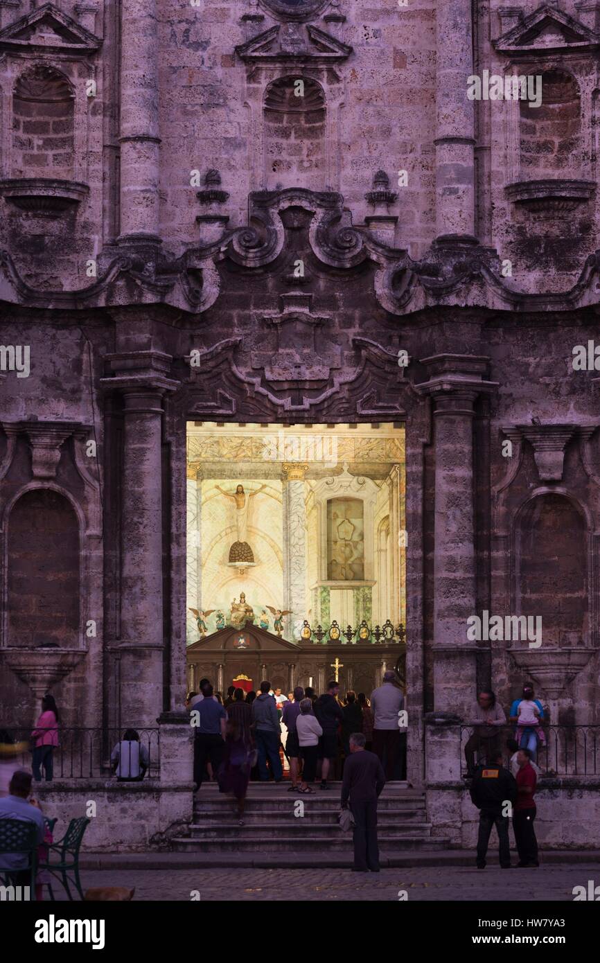 Cuba, La Habana, La Habana Vieja, Plaza de la Catedral, Catedral de San Cristóbal de La Habana, crepuscolo Foto Stock