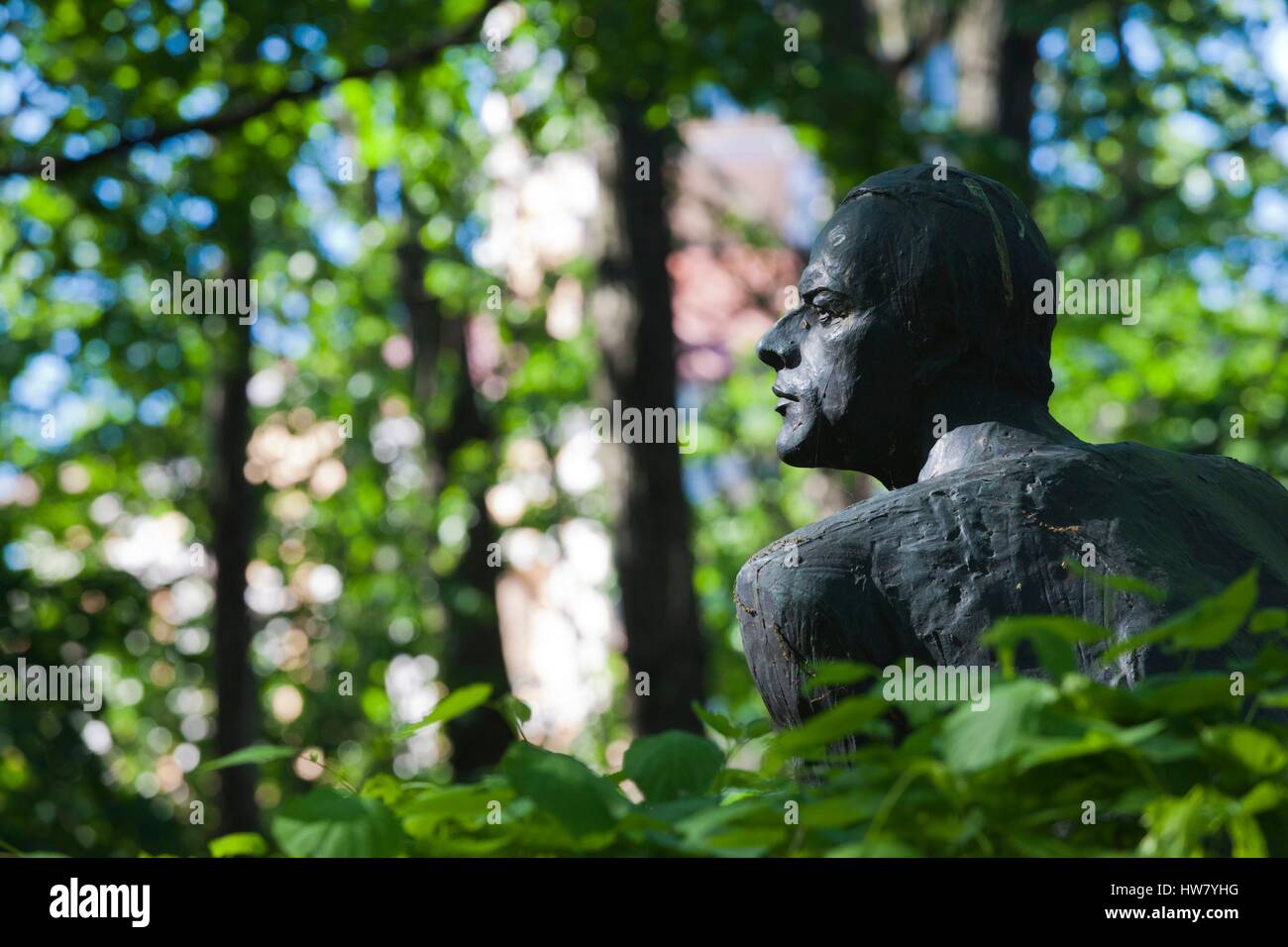 La Russia, San Pietroburgo, Vosstaniya, Tikhvin cimitero, tomba di Nikolai Cherkasov, il famoso attore whoe giocato Alexander Nevsky in Sergei Eisenstein film Foto Stock