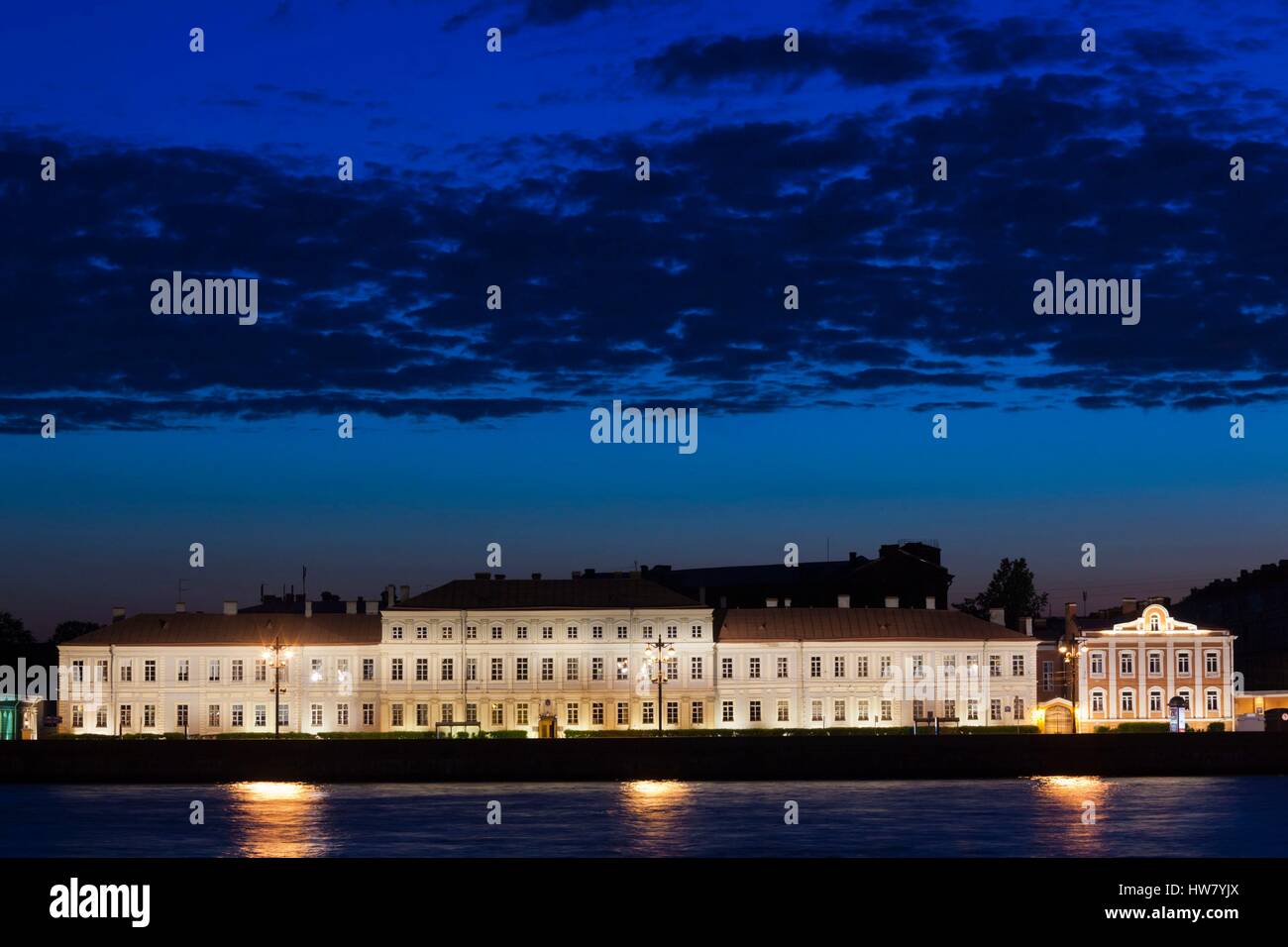 La Russia, San Pietroburgo, Vasilevsky Island, edifici lungo il fiume Neva, sera Foto Stock