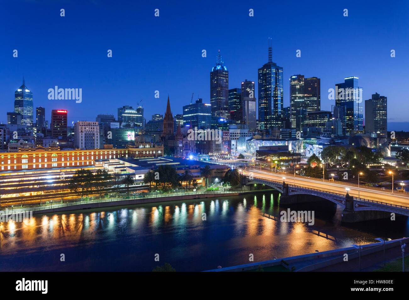 Australia, Victoria, Melbourne, skyline con il fiume Yarra e Princess Bridge, vista in elevazione, crepuscolo Foto Stock