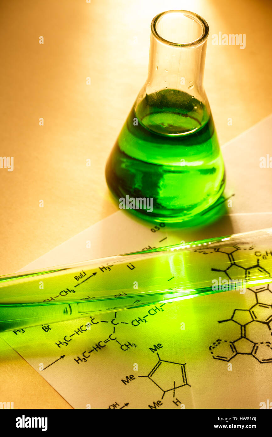 Tubi chimici con formula di reazione alla luce Foto Stock