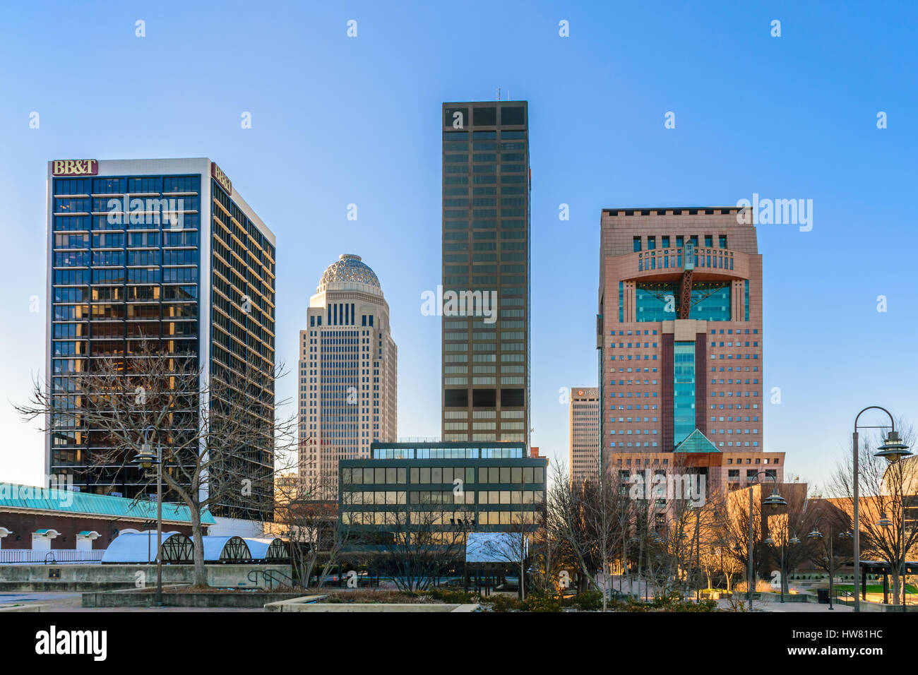 LOUISVILLE, KY, Stati Uniti d'America - FEB. 26, 2017: Louisville skyline con il BB&T, 400 W. Mercato, Nazionale Città, PNC Plaza e Humana Builings. Lousville è Foto Stock