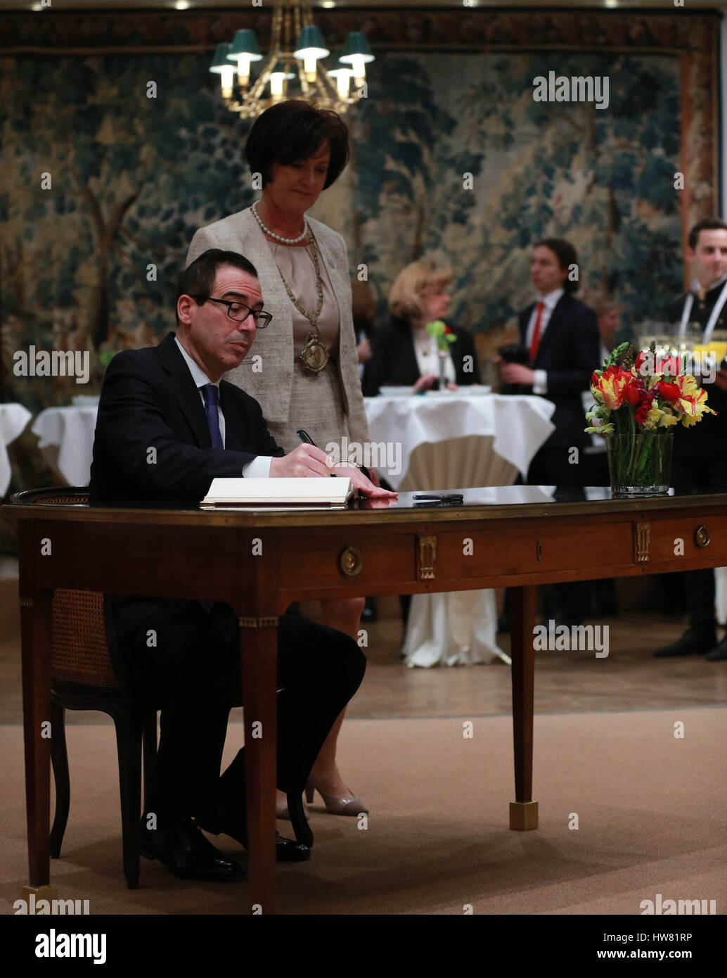 Baden Baden, Germania. Xvii Mar, 2017. Stati Uniti Segretario del Tesoro Steven Mnuchin Firma il libro degli ospiti durante il G20 dei ministri delle Finanze e i governatori della Banca centrale incontro a Baden-Baden, Germania meridionale, il 17 marzo 2017. Credito: Luo Huanhuan/Xinhua/Alamy Live News Foto Stock