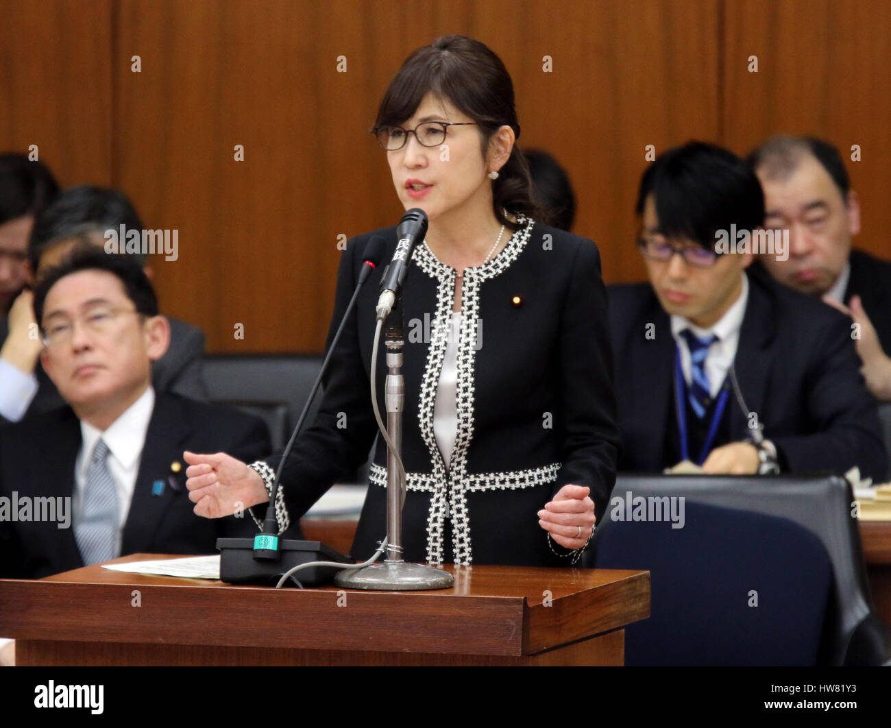 Tokyo, Giappone. Xvii Mar, 2017. Giapponese Ministro della difesa Tomomi Inada risponde a una domanda da parte di un legislatore di opposizione presso la Camera dei deputati della commissione per gli affari esteri del sessione presso la Dieta Nazionale di Tokyo il Venerdì, Marzo 17, 2017. Inada ordinato all'ispettore di indagare sulle accuse di fresco su ministrys coverup istituzionali dei registri delle attività giornaliere del terreno Forze di autodifesa in Sud Sudan. Credito: Yoshio Tsunoda/AFLO/Alamy Live News Foto Stock