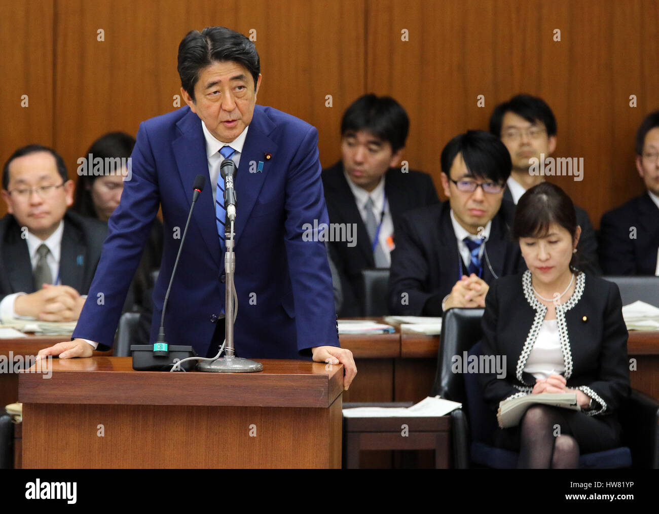 Tokyo, Giappone. Xvii Mar, 2017. Primo Ministro giapponese Shinzo Abe risponde a una domanda da parte di un legislatore di opposizione presso la Camera dei deputati della commissione per gli affari esteri del sessione presso la Dieta Nazionale di Tokyo il Venerdì, 17 marzo 2017, mentre il ministro della Difesa Tomomi Inada (R) guarda a. Abe è ora centro in una terra trattare scandalo di Osaka scuola elementare come egli ha donato alla scuola operatore Yasunori Kagoike, News ha riferito. Credito: Yoshio Tsunoda/AFLO/Alamy Live News Foto Stock