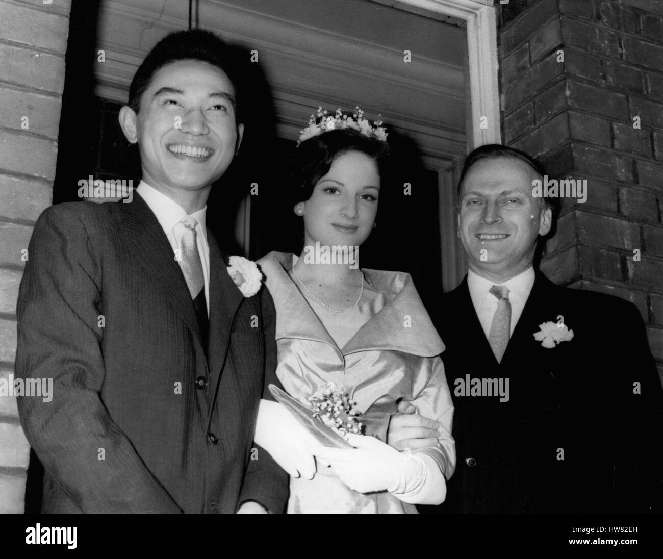 Il 12 Dic. 1960 - Yehudi Menuhin della figlia sposi pianista cinese- Il matrimonio ha avuto luogo questa mattina a Hampstead Ufficio del Registro di venti anni Menuhin Zamira figlia del famoso violinista Yehudi Menuhin a ventisei anni il sig. Fou Ts'ongs fuggiti dalla Cina Comunista due anni fa a ovest - per guadagnare fama come pianista. Keystone Mostra fotografica di:- Yehudi Menuhin con la sposa e lo sposo dopo il matrimonio di questa mattina. JSS/KEYSTONE EM/725124 (credito Immagine: © Keystone Press Agency/Keystone USA via ZUMAPRESS.com) Foto Stock