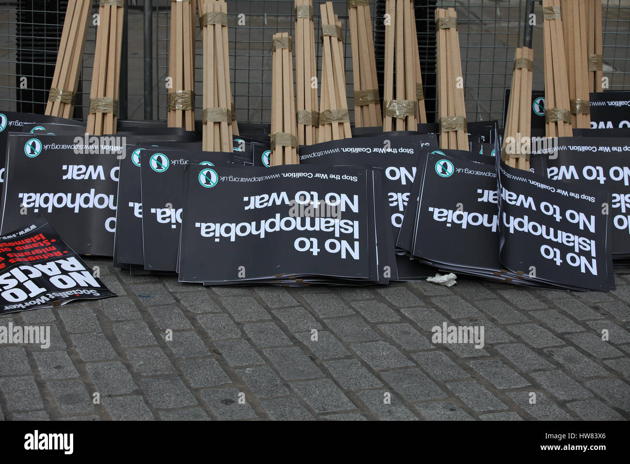 Portland Place, Londra. Regno Unito 18 Mar 2017 - Le persone prendono parte a Londra su Anti-Racism ONU GIORNATA, una giornata di azione globale contro il razzismo in tutte le sue forme. Il rally organizzato da Stand fino al razzismo. Credito: Dinendra Haria/Alamy Live News Foto Stock