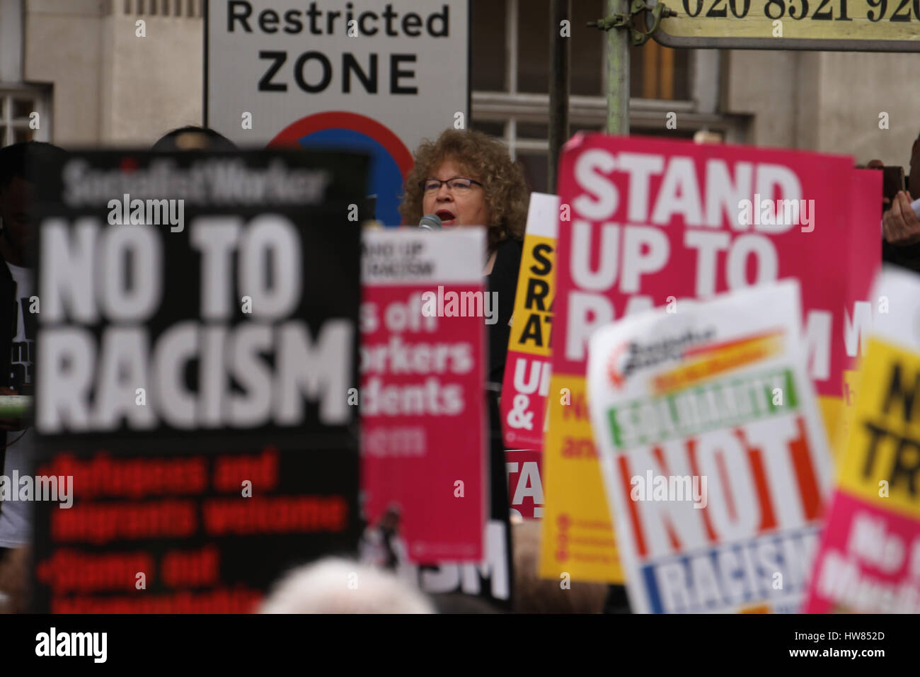 Londra, Regno Unito. Marzo 18, 2017: un altoparlante manifestanti indirizzi al di fuori della sede della BBC in avanti del marzo all'ONU Anti-Racism giorno di marzo 18, 2017. Il mese di marzo ha cominciato a Portland Place (BBC) e si è conclusa a Piazza del Parlamento, dove un rally è pianificato. L'ONU Anti-Racism Day è una giornata di azione globale contro il razzismo in tutte le sue forme. © David Mbiyu/Alamy Live News Foto Stock
