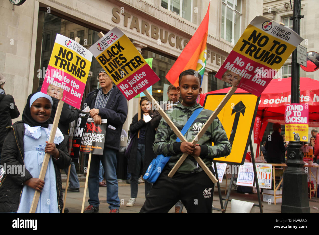 Londra, Regno Unito. Marzo 18, 2017: due giovani musulmani rappresentano per le foto con anti razzismo cartelloni durante la fase di stand fino al razzismo dimostrazione sulle Nazioni Unite Anti-Racism giorno per le strade di Londra il 18 marzo 2017. Il mese di marzo ha cominciato a Portland Place (BBC) e si è conclusa a Piazza del Parlamento, dove un rally è pianificato. L'ONU Anti-Racism Day è una giornata di azione globale contro il razzismo in tutte le sue forme. © David Mbiyu/Alamy Live News Foto Stock