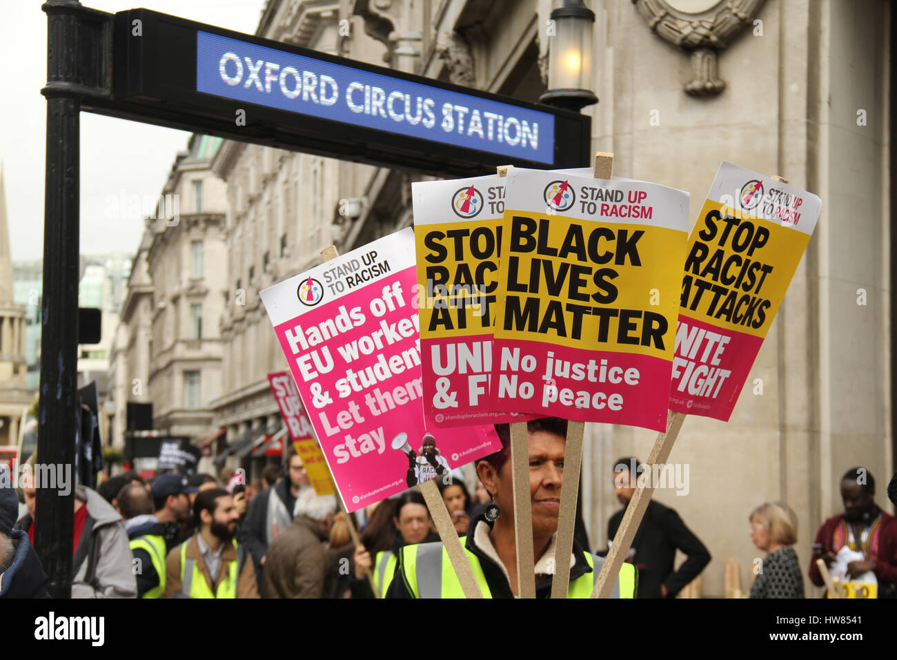 Londra, Regno Unito. Marzo 18, 2017: un diruttore detiene cartelloni dalla stazione di Oxford Circus in anticipo del cavalletto fino al razzismo dimostrazione dell ONU per Anti-Racism giorno per le strade di Londra il 18 marzo 2017. Il mese di marzo ha cominciato a Portland Place (BBC) e si è conclusa a Piazza del Parlamento, dove un rally è pianificato. L'ONU Anti-Racism Day è una giornata di azione globale contro il razzismo in tutte le sue forme. © David Mbiyu/Alamy Live News Foto Stock