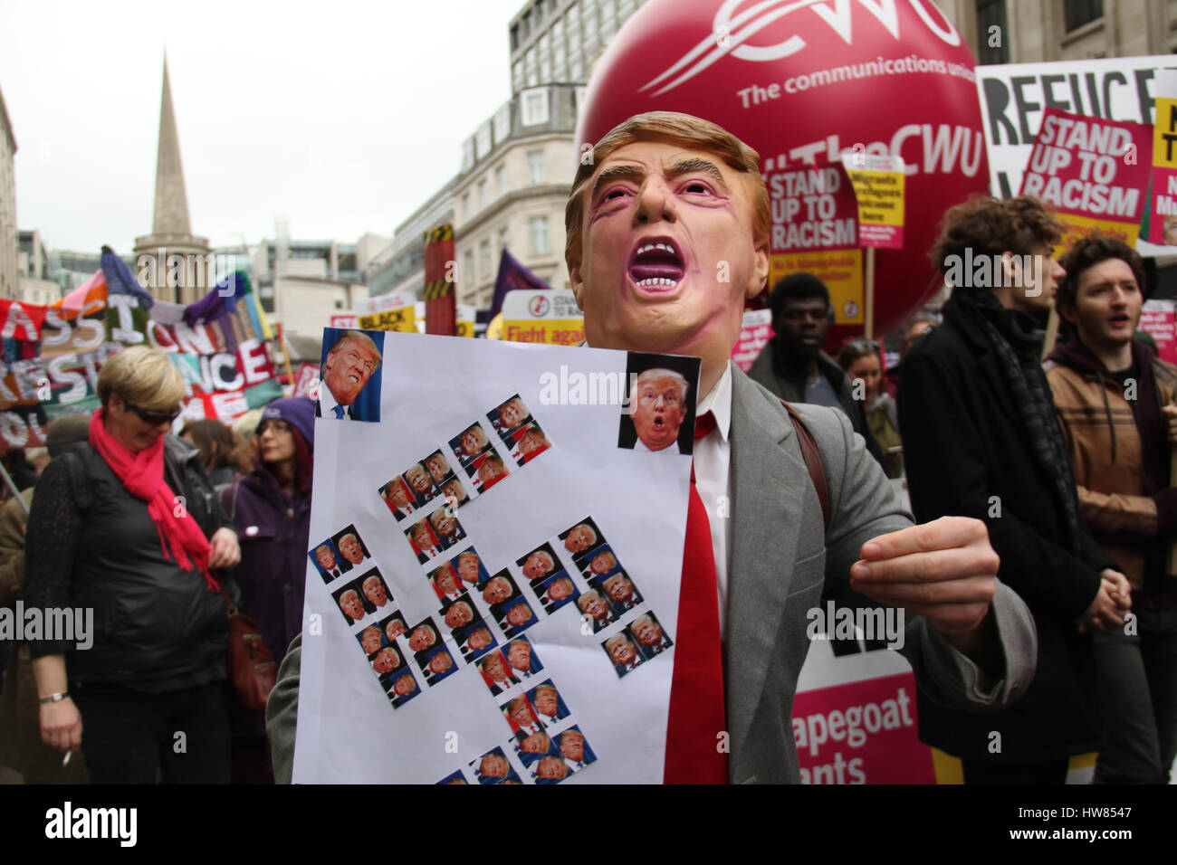 Londra, Regno Unito. Marzo 18, 2017: Un protestor con una maschera di briscola visto durante la fase di stand fino al razzismo dimostrazione sulle Nazioni Unite Anti-Racism giorno per le strade di Londra il 18 marzo 2017. Il mese di marzo ha cominciato a Portland Place (BBC) e si è conclusa a Piazza del Parlamento, dove un rally è pianificato. L'ONU Anti-Racism Day è una giornata di azione globale contro il razzismo in tutte le sue forme. © David Mbiyu/Alamy Live News Foto Stock