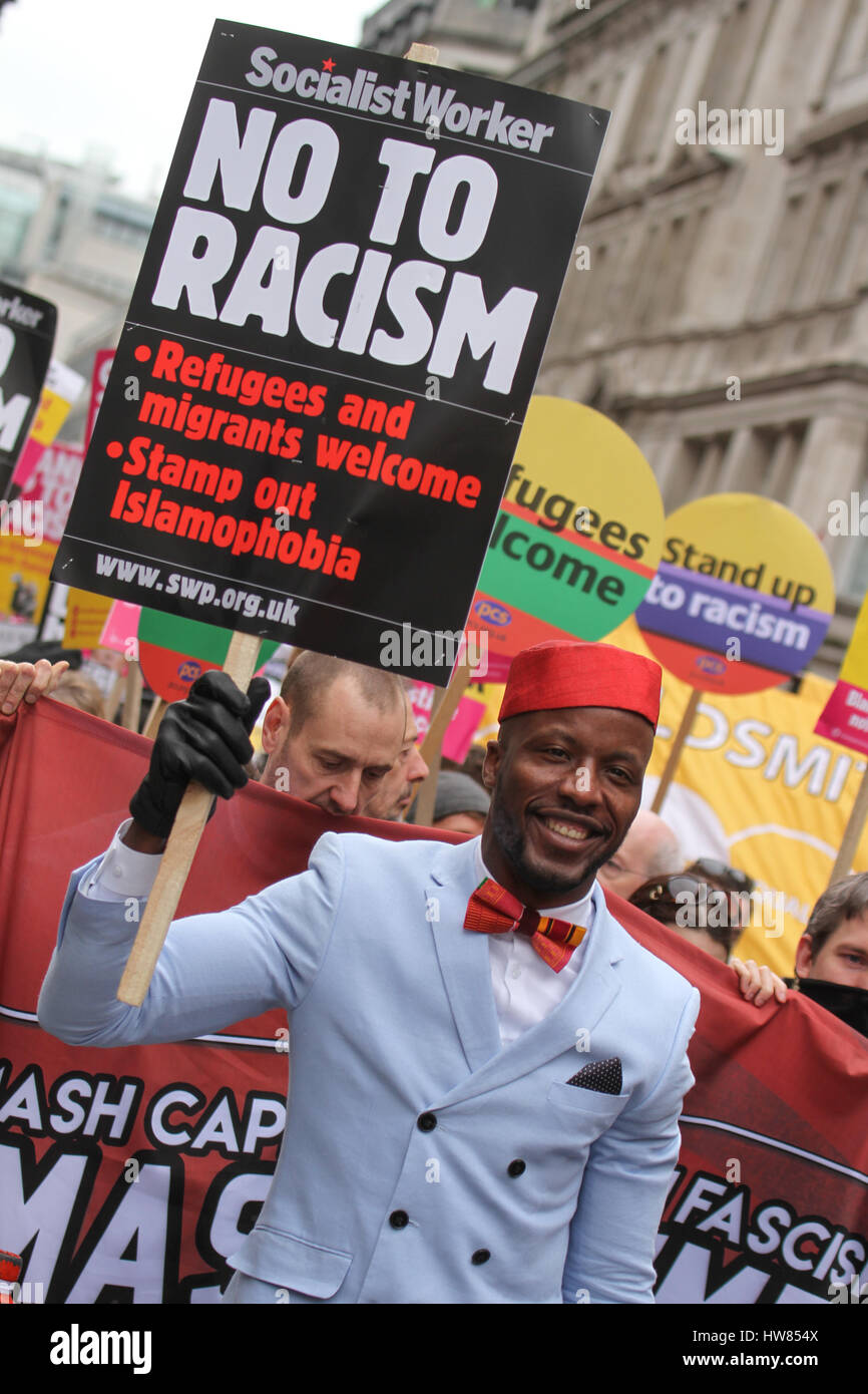 Londra, Regno Unito. Marzo 18, 2017: un dimostratore sorregge un cartello con la dicitura "no al razzismo' durante la fase di stand fino al razzismo dimostrazione sulle Nazioni Unite Anti-Racism giorno sul Regents strade il 18 marzo 2017. Il mese di marzo ha cominciato a Portland Place (BBC) e si è conclusa a Piazza del Parlamento, dove un rally è pianificato. L'ONU Anti-Racism Day è una giornata di azione globale contro il razzismo in tutte le sue forme. © David Mbiyu/Alamy Live News Foto Stock