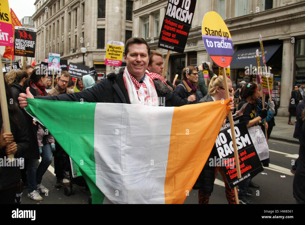 Londra, Regno Unito. Marzo 18, 2017: un dimostratore con una bandiera irlandese partecipa nello stand fino al razzismo dimostrazione dell ONU per Anti-Racism giorno per le strade di Londra il 18 marzo 2017. Il mese di marzo ha cominciato a Portland Place (BBC) e si è conclusa a Piazza del Parlamento, dove un rally è pianificato. L'ONU Anti-Racism Day è una giornata di azione globale contro il razzismo in tutte le sue forme. © David Mbiyu/Alamy Live News Foto Stock