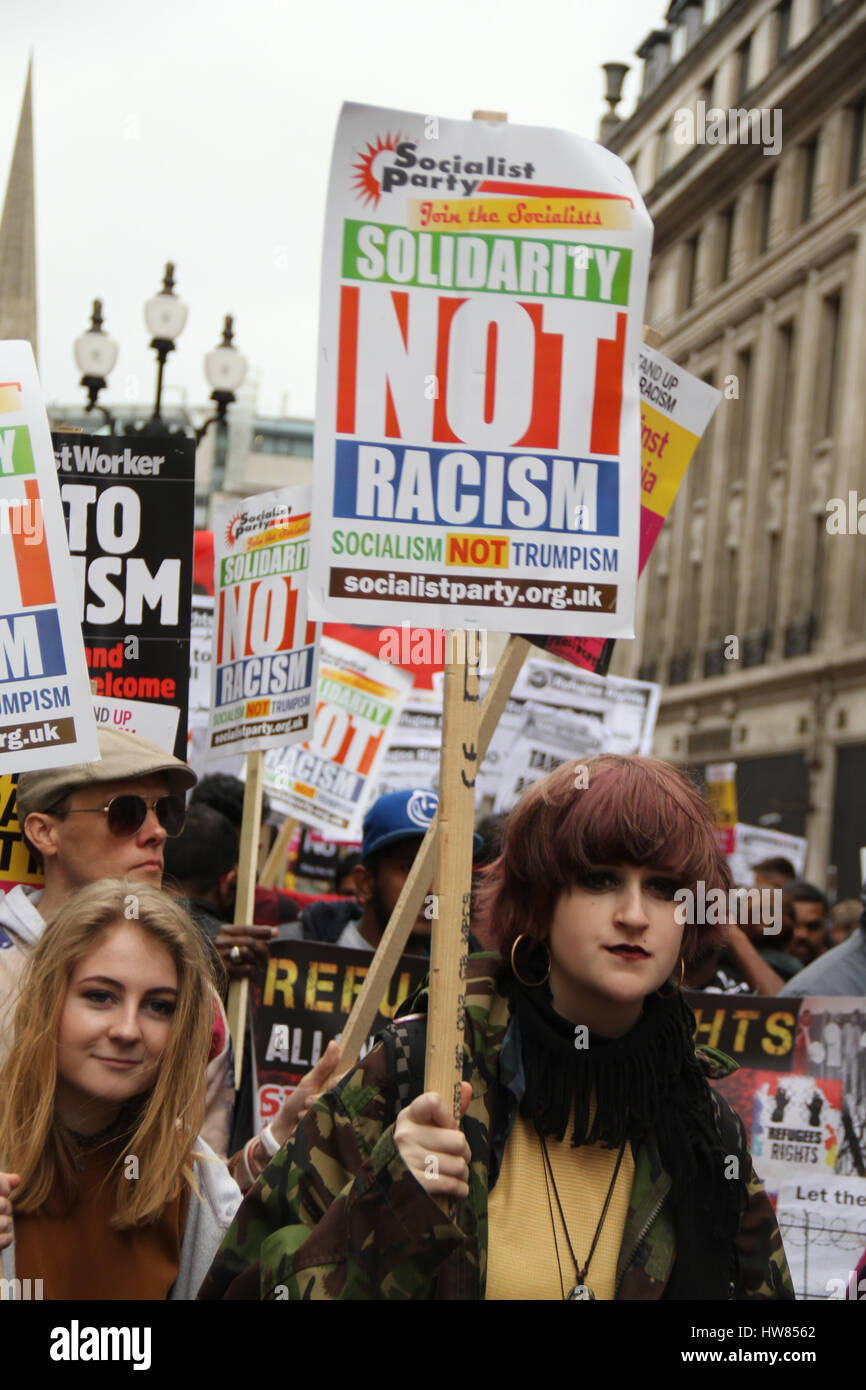 Londra, Regno Unito. Marzo 18, 2017: migliaia di manifestanti di partecipare allo Stand fino al razzismo dimostrazione dell ONU per Anti-Racism giorno per le strade di Londra il 18 marzo 2017. Il mese di marzo ha cominciato a Portland Place (BBC) e si è conclusa a Piazza del Parlamento, dove un rally è pianificato. L'ONU Anti-Racism Day è una giornata di azione globale contro il razzismo in tutte le sue forme. © David Mbiyu/Alamy Live News Foto Stock