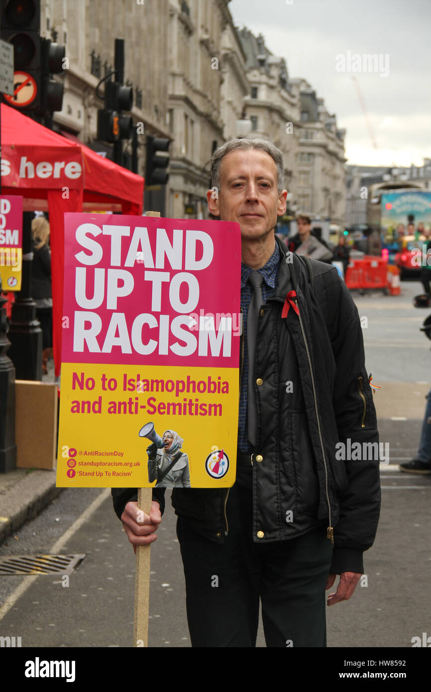Londra, Regno Unito. Marzo 18, 2017: Peter Tatchell, i diritti LGBT diruttori pone per le foto in anticipo del cavalletto fino al razzismo dimostrazione sulle Nazioni Unite Anti-Racism giorno per le strade di Londra il 18 marzo 2017. Il mese di marzo ha cominciato a Portland Place (BBC) e si è conclusa a Piazza del Parlamento, dove un rally è pianificato. L'ONU Anti-Racism Day è una giornata di azione globale contro il razzismo in tutte le sue forme. © David Mbiyu/Alamy Live News Foto Stock