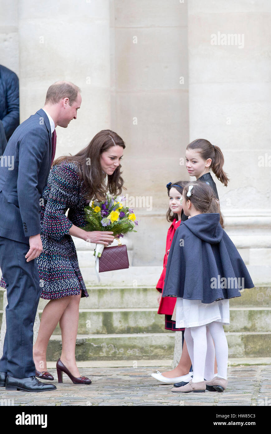 Parigi, Francia. Xviii Mar, 2017. Il principe William e Kate Principessa, il Duca e la Duchessa di Cambridge lasciando Hôtel national des Invalides, il 18 marzo 2017, dopo aver informato in merito al sostegno ai veterani e i programmi di riabilitazione e di incontro con le vittime e i soccorritori del Bataclan e Nizza attacchi all'ultimo giorno della loro visita a Paris Photo : Albert Nieboer/Paesi Bassi OUT/point de vue fuori - nessun filo SERVICE - foto: Rpe/Albert Nieboer/RoyalPress/dpa/Alamy Live News Foto Stock