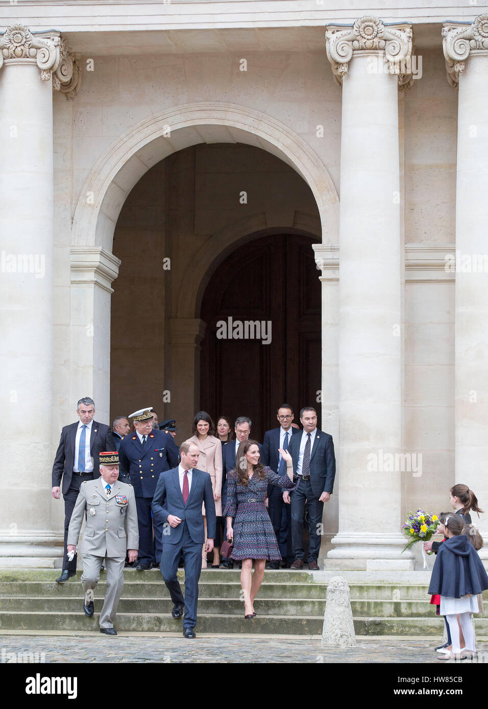 Parigi, Francia. Xviii Mar, 2017. Il principe William e Kate Principessa, il Duca e la Duchessa di Cambridge lasciando Hôtel national des Invalides, il 18 marzo 2017, dopo aver informato in merito al sostegno ai veterani e i programmi di riabilitazione e di incontro con le vittime e i soccorritori del Bataclan e Nizza attacchi all'ultimo giorno della loro visita a Paris Photo : Albert Nieboer/Paesi Bassi OUT/point de vue fuori - nessun filo SERVICE - foto: Rpe/Albert Nieboer/RoyalPress/dpa/Alamy Live News Foto Stock