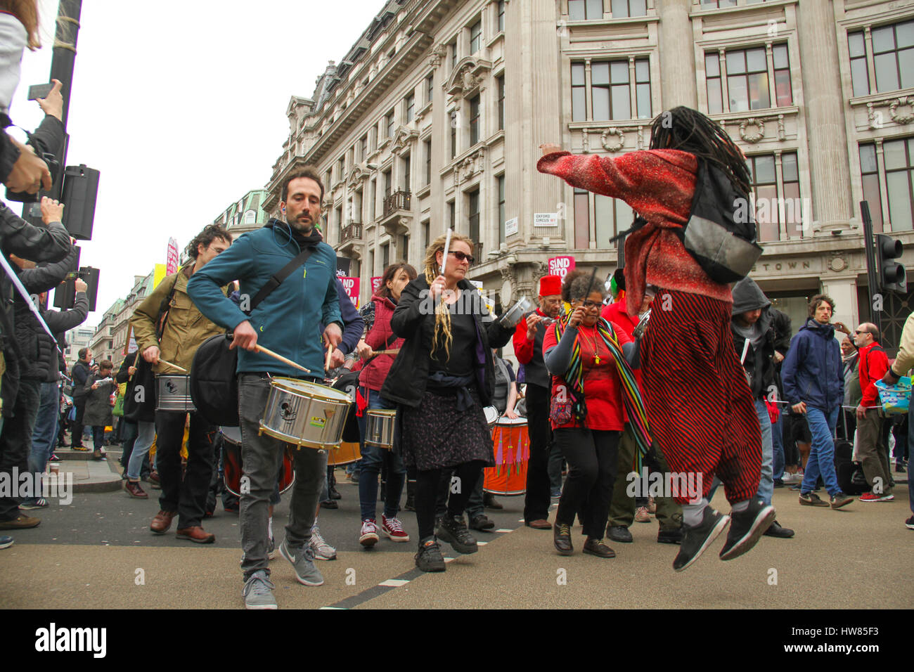 Londra, Regno Unito. Marzo 18, 2017: i manifestanti fanno un suono con i loro tamburi come essi partecipano in stand fino al razzismo dimostrazione dell ONU per Anti-Racism giorno per le strade di Londra il 18 marzo 2017. Il mese di marzo ha cominciato a Portland Place (BBC) e si è conclusa a Piazza del Parlamento, dove un rally è pianificato. L'ONU Anti-Racism Day è una giornata di azione globale contro il razzismo in tutte le sue forme. © David Mbiyu/Alamy Live News Foto Stock