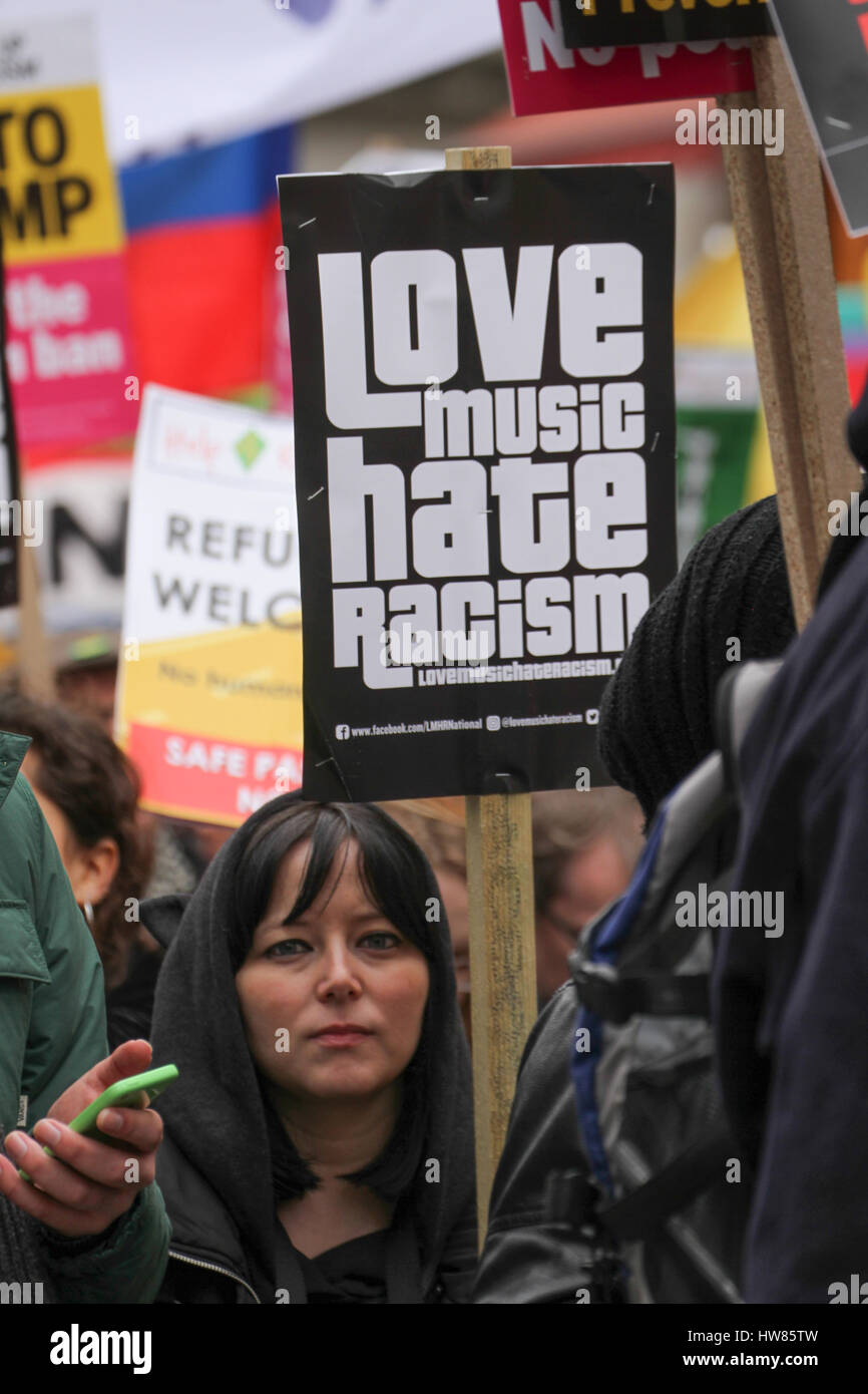 Londra, Regno Unito. Marzo 18, 2017: un dimostratore contiene fino una targhetta durante la fase di stand fino al razzismo dimostrazione sulle Nazioni Unite Anti-Racism giorno per le strade di Londra il 18 marzo 2017. Il mese di marzo ha cominciato a Portland Place (BBC) e si è conclusa a Piazza del Parlamento, dove un rally è pianificato. L'ONU Anti-Racism Day è una giornata di azione globale contro il razzismo in tutte le sue forme. © David Mbiyu/Alamy Live News Foto Stock