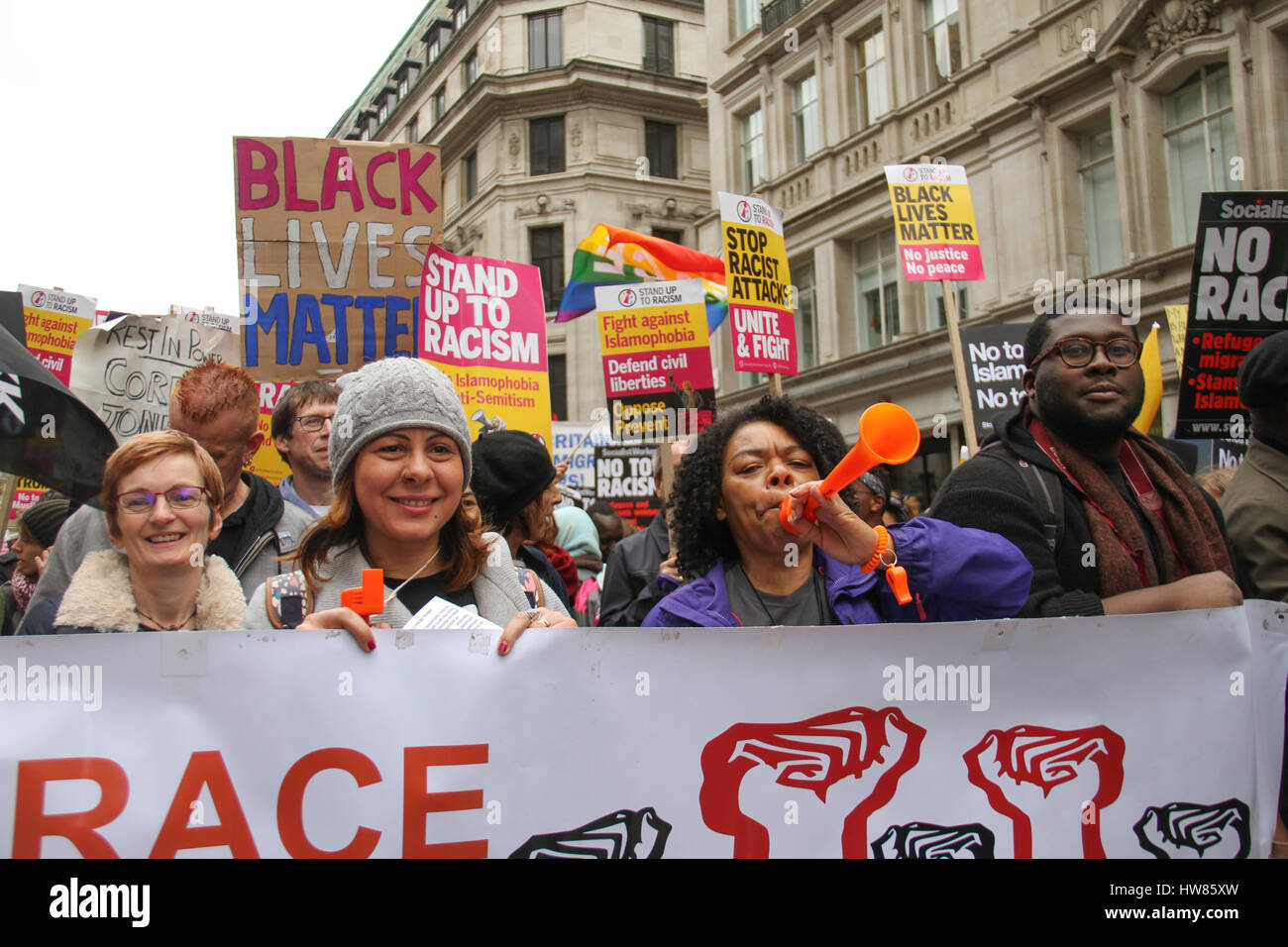 Londra, Regno Unito. Marzo 18, 2017: migliaia di dimostranti , partecipare nello stand fino al razzismo dimostrazione dell ONU per Anti-Racism giorno per le strade di Londra il 18 marzo 2017. Il mese di marzo ha cominciato a Portland Place (BBC) e si è conclusa a Piazza del Parlamento, dove un rally è pianificato. L'ONU Anti-Racism Day è una giornata di azione globale contro il razzismo in tutte le sue forme. © David Mbiyu/Alamy Live News Foto Stock