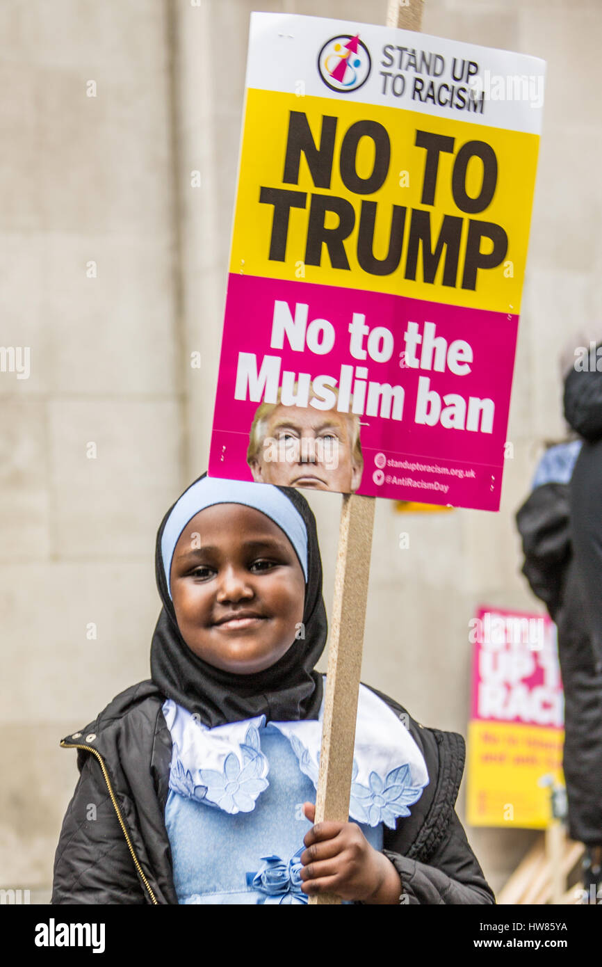 Londra, Regno Unito. Xviii Mar, 2017. Migliaia hanno marciato attraverso Londra il rally nazionale contro il razzismo organizzato da 'stand fino al razzismo". David Rowe/Alamy News Live. Foto Stock