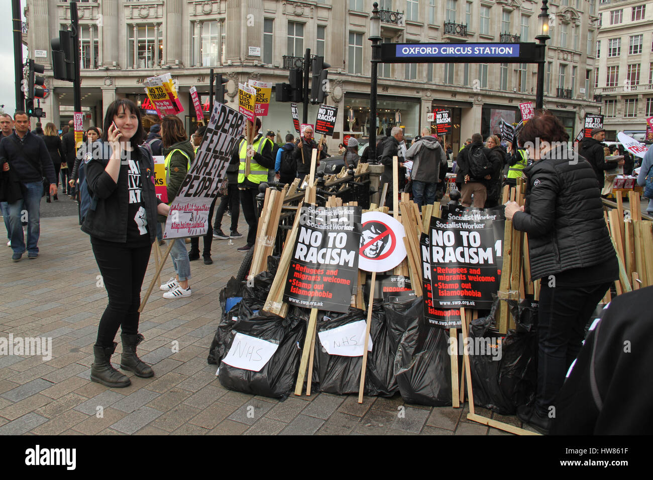 Londra, Regno Unito. Marzo 18, 2017: un diruttore preleva 'no al razzismo' cartelloni dalla stazione di Oxford Circus in anticipo del cavalletto fino al razzismo dimostrazione dell ONU per Anti-Racism giorno per le strade di Londra il 18 marzo 2017. Il mese di marzo ha cominciato a Portland Place (BBC) e si è conclusa a Piazza del Parlamento, dove un rally è pianificato. L'ONU Anti-Racism Day è una giornata di azione globale contro il razzismo in tutte le sue forme. © David Mbiyu/Alamy Live News Foto Stock