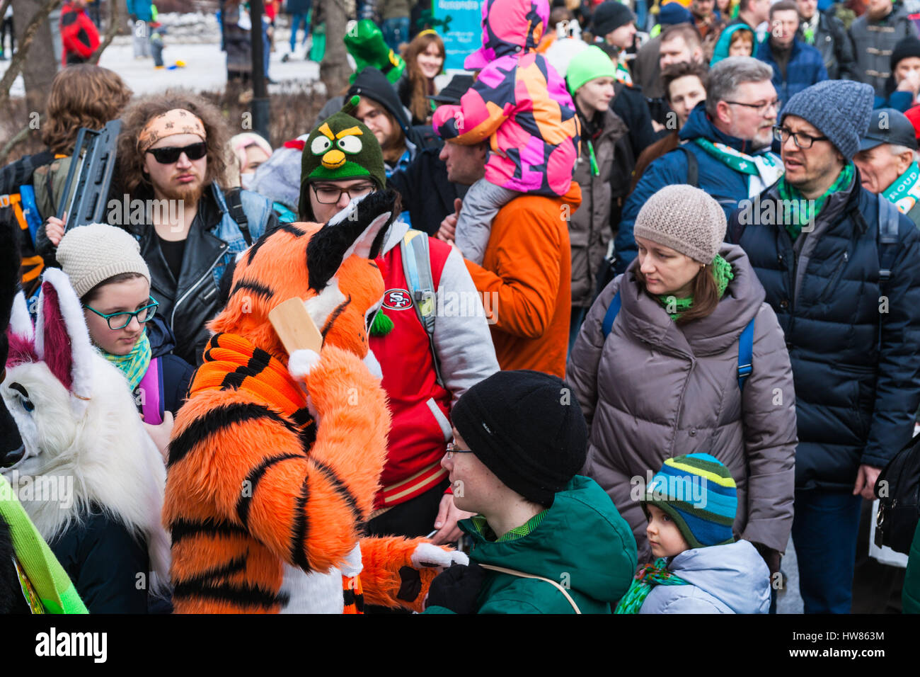 Mosca, Russia. Sabato 18 Marzo, 2017. Xxv giubileo San Patric la parata del giorno avviene nel parco Sokolniki di Mosca nel quadro della Settimana irlandese 2017 festival, Marzo 15-26. Il corteo è un popolare e allegro evento culturale a Mosca. La Chiesa Ortodossa Russa (ROC) ha riconosciuto Saint Patric recentemente e da ora su ROC celebrerà San Patric del giorno ufficialmente. Unidentified giovani del festival in costumi degli animali e senza costumi hanno divertimento presso l'area del festival. © Alex Immagini/Alamy Live News Foto Stock