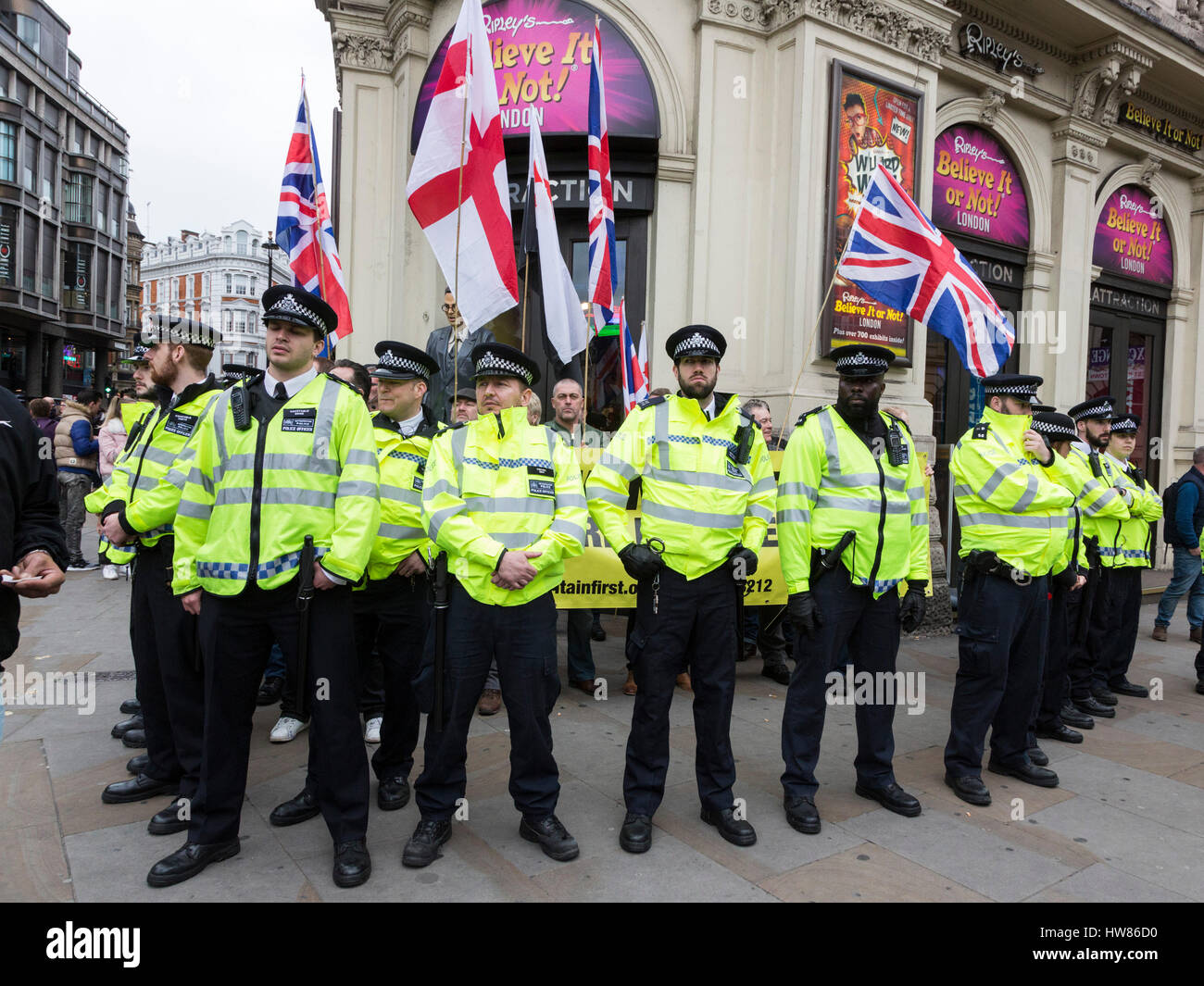 Londra, Regno Unito. Il 18 marzo 2017. La polizia di proteggere una manciata di destra manifestanti dalla Gran Bretagna prima. Migliaia di manifestanti prendere parte all'anti-razzismo marzo e di protesta nel centro di Londra la marcatura ONU contro il razzismo al giorno. © Immagini vibranti/Alamy Live News Foto Stock