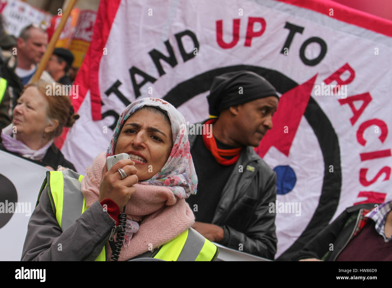 Londra, Regno Unito. Marzo 18, 2017: un dimostratore parla attraverso un mega ahed telefono del cavalletto fino al razzismo dimostrazione sulle Nazioni Unite Anti-Racism giorno per le strade di Londra il 18 marzo 2017. Il mese di marzo ha cominciato a Portland Place (BBC) e si è conclusa a Piazza del Parlamento, dove un rally è pianificato. L'ONU Anti-Racism Day è una giornata di azione globale contro il razzismo in tutte le sue forme. © David Mbiyu/Alamy Live News Foto Stock