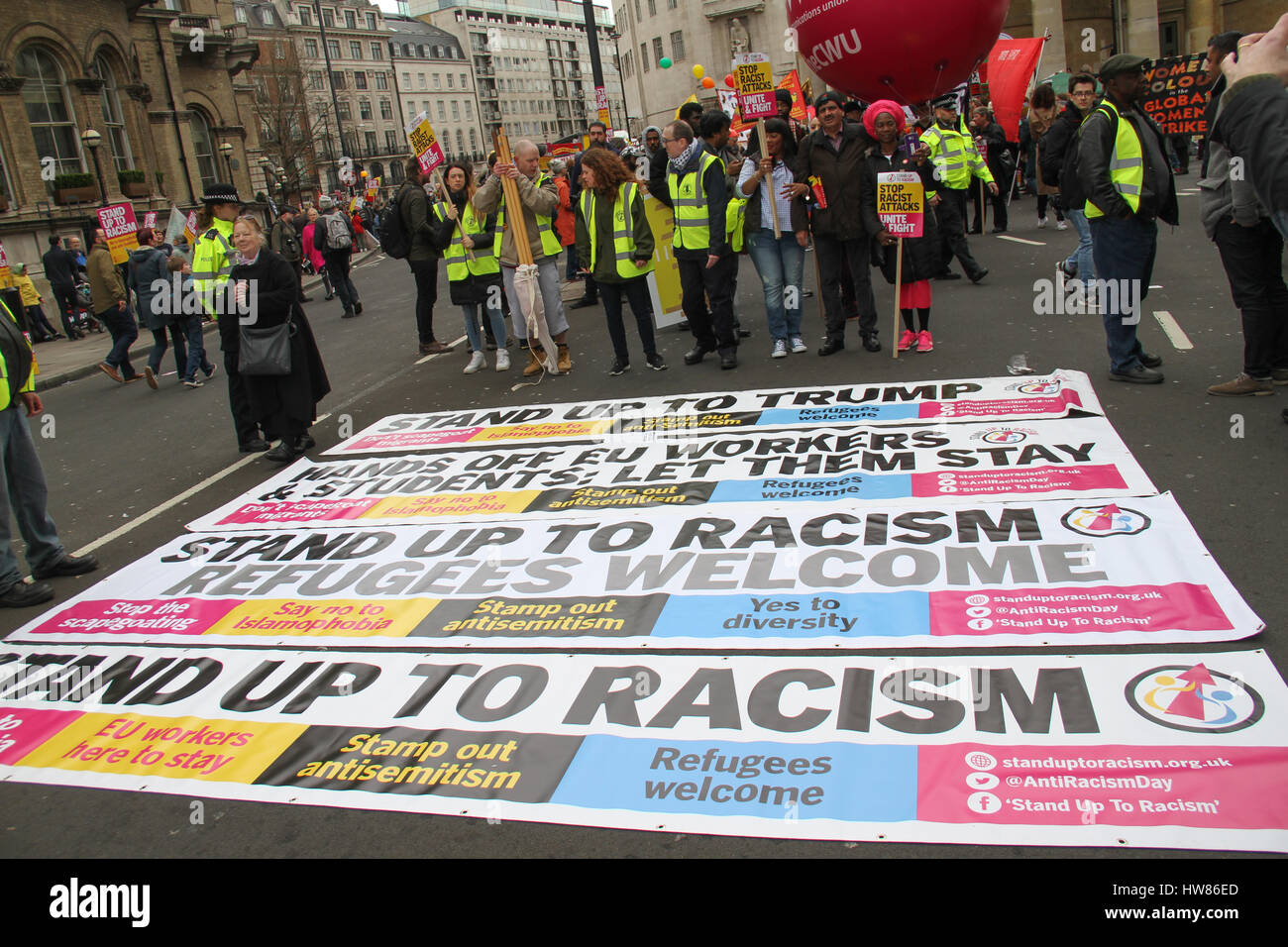 Londra, Regno Unito. Marzo 18, 2017: Banner sono previste sulla strada della gabbia fino al razzismo dimostrazione sulle Nazioni Unite Anti-Racism giorno per le strade di Londra il 18 marzo 2017. Il mese di marzo ha cominciato a Portland Place (BBC) e si è conclusa a Piazza del Parlamento, dove un rally è pianificato. L'ONU Anti-Racism Day è una giornata di azione globale contro il razzismo in tutte le sue forme. © David Mbiyu/Alamy Live News Foto Stock