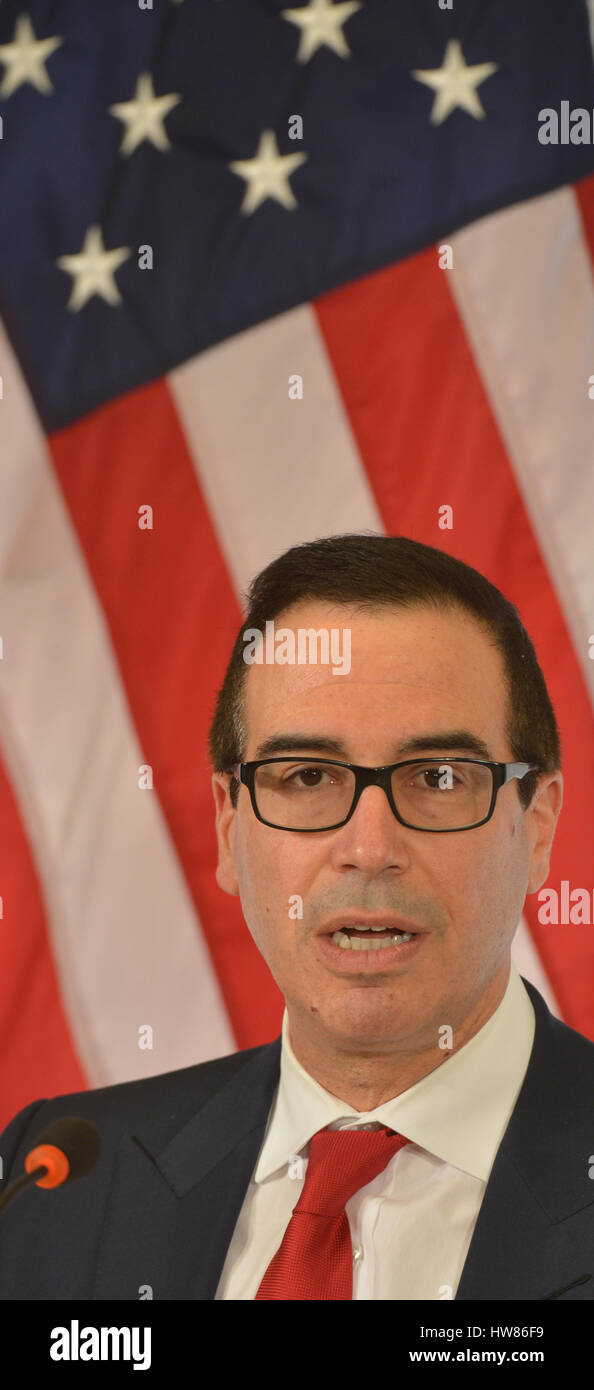 Baden-Baden, Germania. Xviii Mar, 2017. Gli Stati Uniti il ministro delle Finanze Steven Mnuchin parla nel corso di una conferenza stampa presso il centro congressi di durante il G20 dei ministri delle Finanze riuniti a Baden-Baden, Germania, 18 marzo 2017. Foto: Franziska Kraufmann/dpa/Alamy Live News Foto Stock