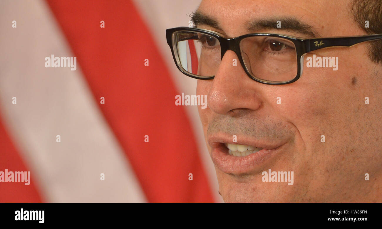 Baden-Baden, Germania. Xviii Mar, 2017. Gli Stati Uniti il ministro delle Finanze Steven Mnuchin parla nel corso di una conferenza stampa presso il centro congressi di durante il G20 dei ministri delle Finanze riuniti a Baden-Baden, Germania, 18 marzo 2017. Foto: Franziska Kraufmann/dpa/Alamy Live News Foto Stock