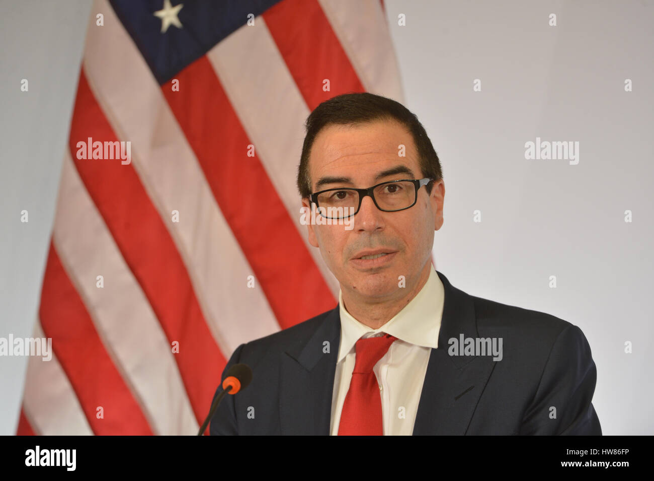 Baden-Baden, Germania. Xviii Mar, 2017. Gli Stati Uniti il ministro delle Finanze Steven Mnuchin parla nel corso di una conferenza stampa presso il centro congressi di durante il G20 dei ministri delle Finanze riuniti a Baden-Baden, Germania, 18 marzo 2017. Foto: Franziska Kraufmann/dpa/Alamy Live News Foto Stock