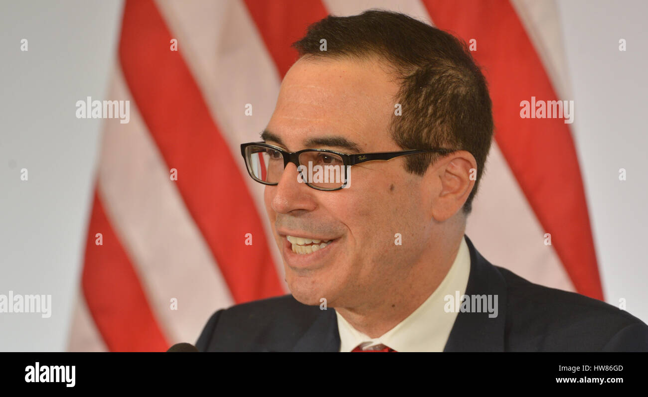 Baden-Baden, Germania. Xviii Mar, 2017. Gli Stati Uniti il ministro delle Finanze Steven Mnuchin parla nel corso di una conferenza stampa presso il centro congressi di durante il G20 dei ministri delle Finanze riuniti a Baden-Baden, Germania, 18 marzo 2017. Foto: Franziska Kraufmann/dpa/Alamy Live News Foto Stock