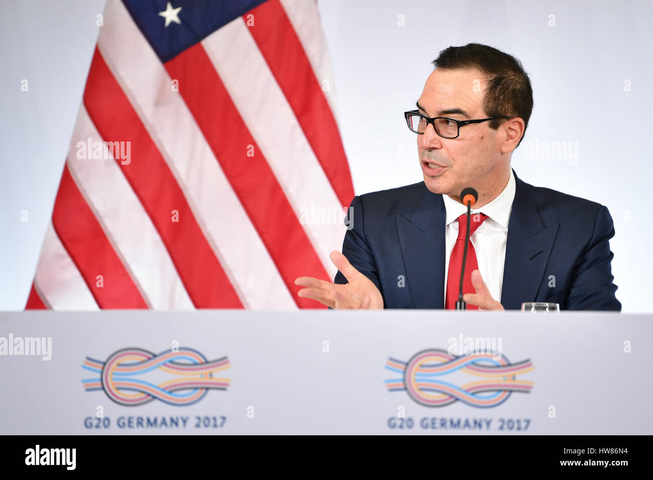 Baden-Baden, Germania. Xviii Mar, 2017. Gli Stati Uniti il ministro delle Finanze Steven Mnuchin parla nel corso di una conferenza stampa presso il centro congressi di durante il G20 dei ministri delle Finanze riuniti a Baden-Baden, Germania, 18 marzo 2017. Foto: Uwe Anspach/dpa/Alamy Live News Foto Stock