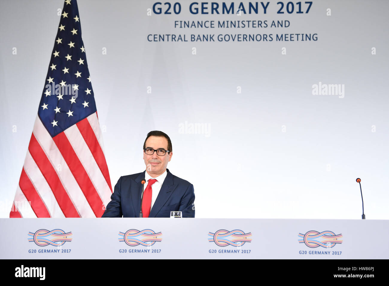 Baden-Baden, Germania. Xviii Mar, 2017. Gli Stati Uniti il ministro delle Finanze Steven Mnuchin in occasione di una conferenza stampa presso il centro congressi di durante il G20 dei ministri delle Finanze riuniti a Baden-Baden, Germania, 18 marzo 2017. Foto: Uwe Anspach/dpa/Alamy Live News Foto Stock