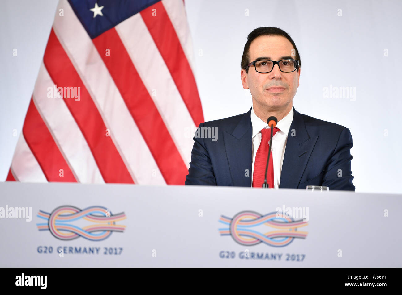 Baden-Baden, Germania. Xviii Mar, 2017. Gli Stati Uniti il ministro delle Finanze Steven Mnuchin parla nel corso di una conferenza stampa presso il centro congressi di durante il G20 dei ministri delle Finanze riuniti a Baden-Baden, Germania, 18 marzo 2017. Foto: Uwe Anspach/dpa/Alamy Live News Foto Stock