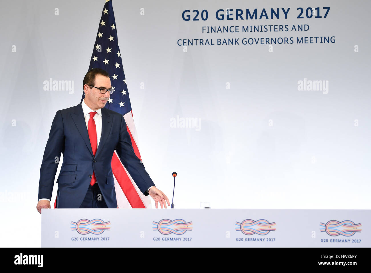 Baden-Baden, Germania. Xviii Mar, 2017. Gli Stati Uniti il ministro delle Finanze Steven Mnuchin in occasione di una conferenza stampa presso il centro congressi di durante il G20 dei ministri delle Finanze riuniti a Baden-Baden, Germania, 18 marzo 2017. Foto: Uwe Anspach/dpa/Alamy Live News Foto Stock