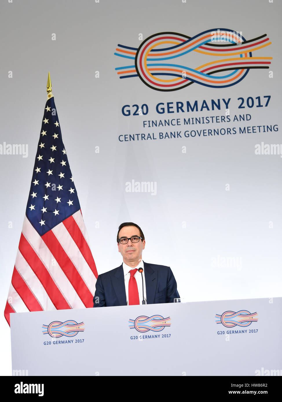Baden-Baden, Germania. Xviii Mar, 2017. Gli Stati Uniti il ministro delle Finanze Steven Mnuchin parla nel corso di una conferenza stampa presso il centro congressi di durante il G20 dei ministri delle Finanze riuniti a Baden-Baden, Germania, 18 marzo 2017. Foto: Uwe Anspach/dpa/Alamy Live News Foto Stock