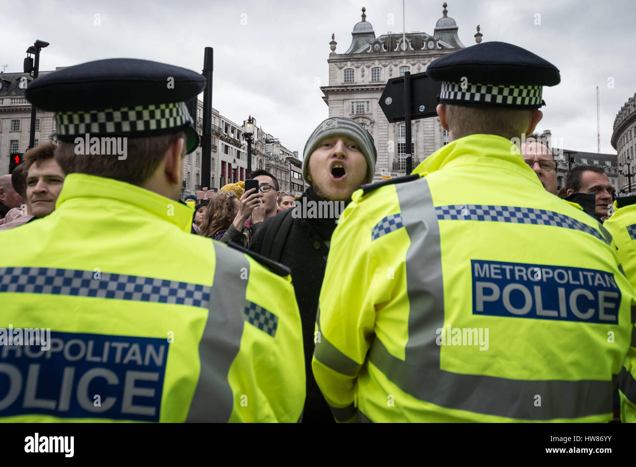 Londra, Regno Unito. Il 18 marzo, 2017. Un anti-fascista grida torna in Gran Bretagna prima. La polizia contengono la Gran Bretagna prima di estrema destra manifestanti contro-protestare su INTERNAZIONALE DELLE NAZIONI UNITE Giornata Anti-Racism © Guy Corbishley/Alamy Live News Foto Stock