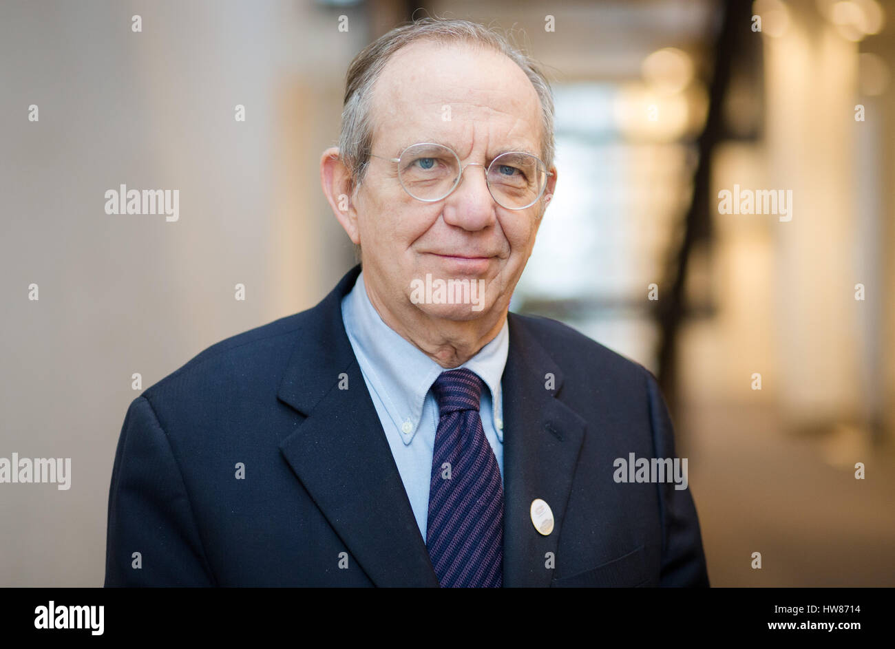 Baden-Baden, Germania. Xviii Mar, 2017. Il Ministro italiano delle Finanze Pier Carlo Padoan durante il G20 dei ministri delle Finanze riuniti a Baden-Baden, Germania, 18 marzo 2017. Foto: Christoph Schmidt/dpa/Alamy Live News Foto Stock